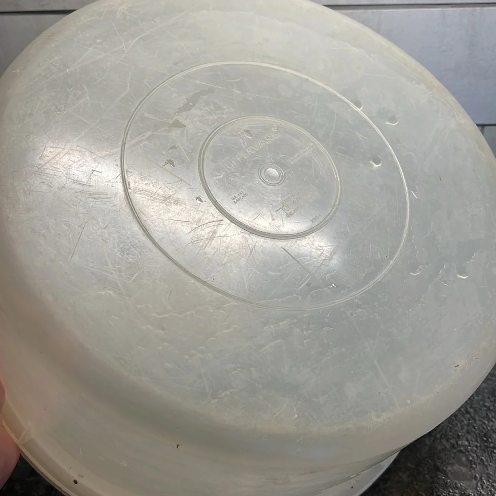 Vintage Jumbo round  storage container by Tupperware. Millionaire line. 13x6